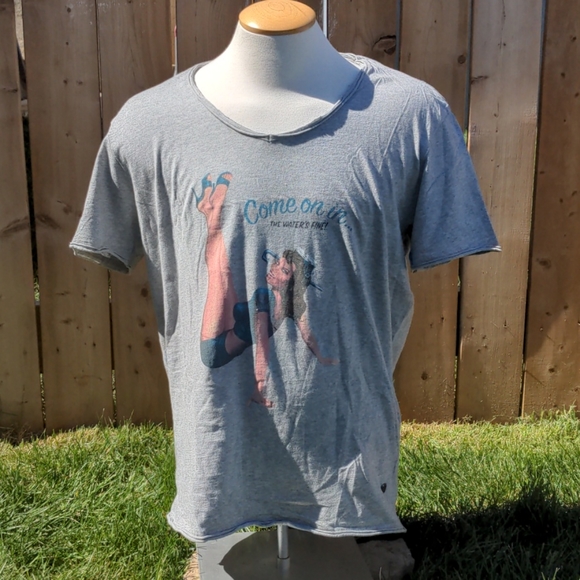 U-neck tshirt - Picture 1 of 4